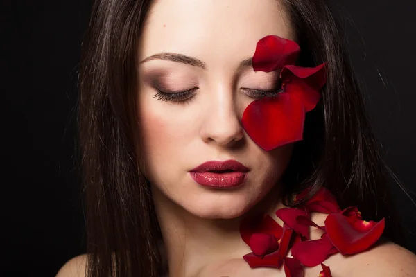 バラの花びらと女性のファッション ポートレート — ストック写真