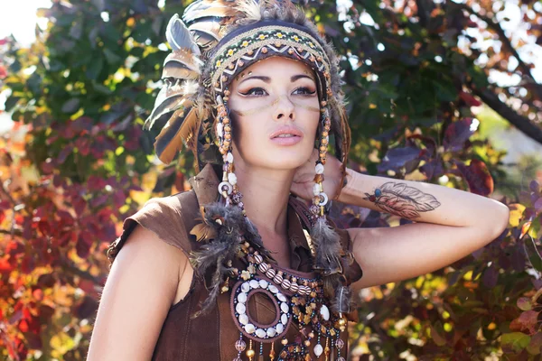 Portrait of a young lady in the Indian roach — Stock Photo, Image