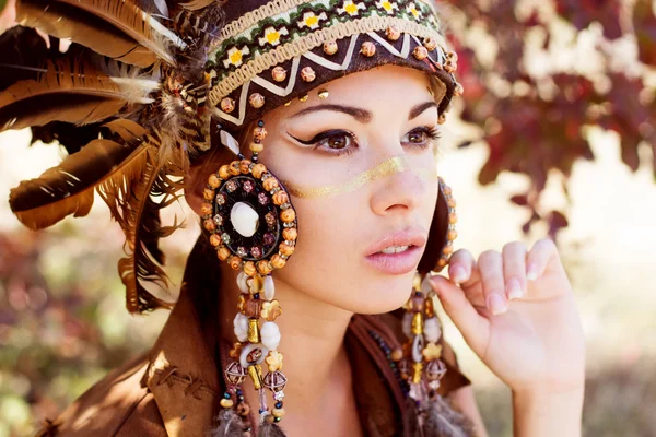 Portrait of a young lady in the Indian roach — Stock Photo, Image
