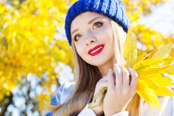 Herfst vrouw blij met kleurrijke val bladeren — Stockfoto