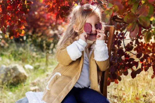 Entzückendes kleines Mädchen trägt Winterkleidung — Stockfoto