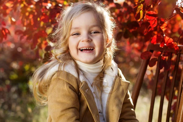 Adorable niña está usando ropa de invierno — Foto de Stock