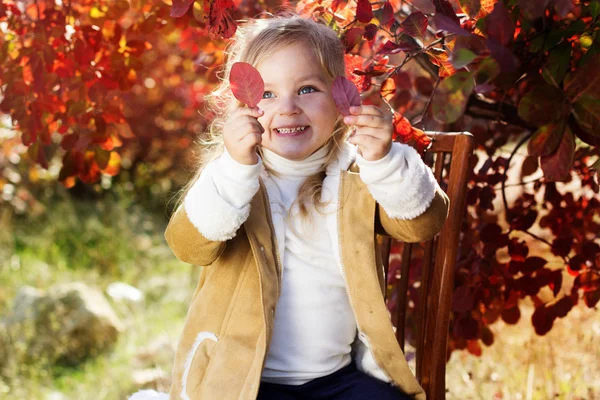 Adorable little girl is wearing winter clothes — Stock Photo, Image