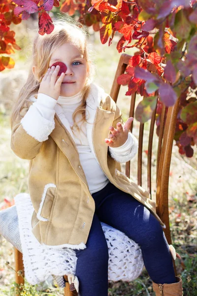 Aranyos kis lány visel téli ruhák — Stock Fotó