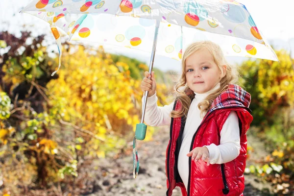 Holčička s deštníkem v červené vestě venkovní — Stock fotografie