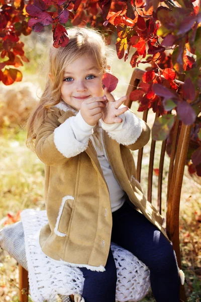 Adorable niña está usando ropa de invierno —  Fotos de Stock