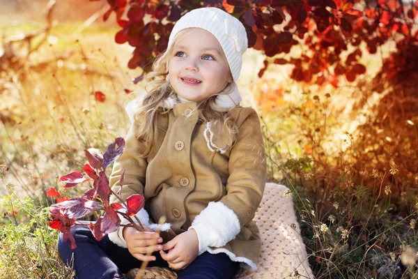 Adorable niña está usando ropa de invierno —  Fotos de Stock