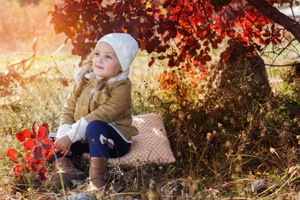 Rozkošná holčička má na sobě zimní oblečení — Stock fotografie