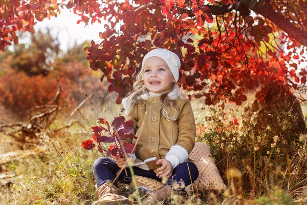 Rozkošná holčička má na sobě zimní oblečení — Stock fotografie