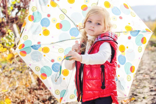 Niña con paraguas en chaleco rojo al aire libre —  Fotos de Stock