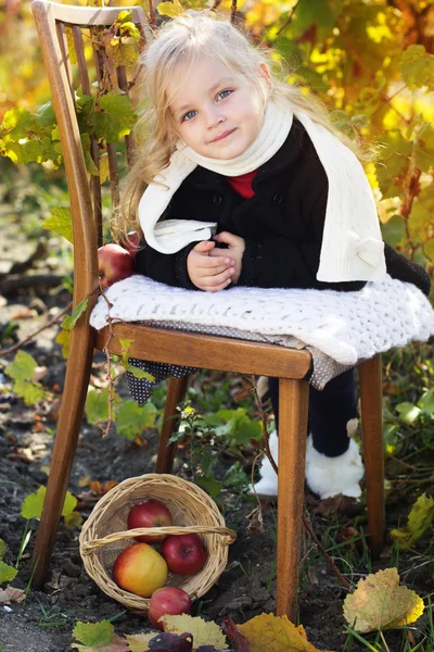 Adorable little girl with apples, autumn time — Stock Photo, Image