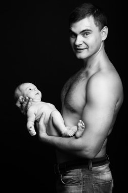 Bebek bebek çocuk babasının silah