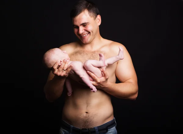 Niño bebé en brazos de su padre — Foto de Stock