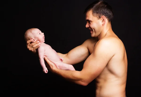 Niño bebé en brazos de su padre — Foto de Stock