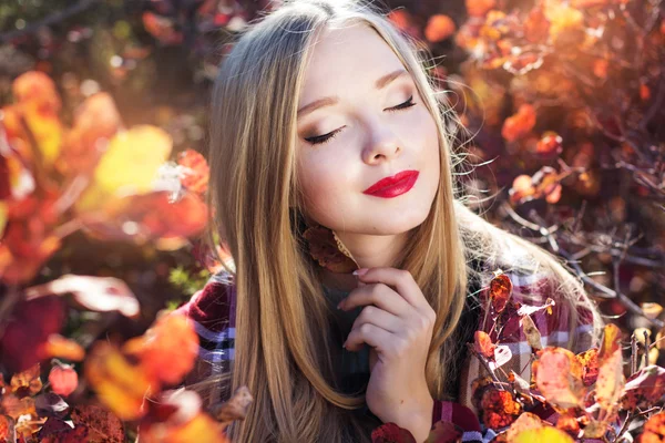 Mujer de otoño en hojas rojas coloridas —  Fotos de Stock