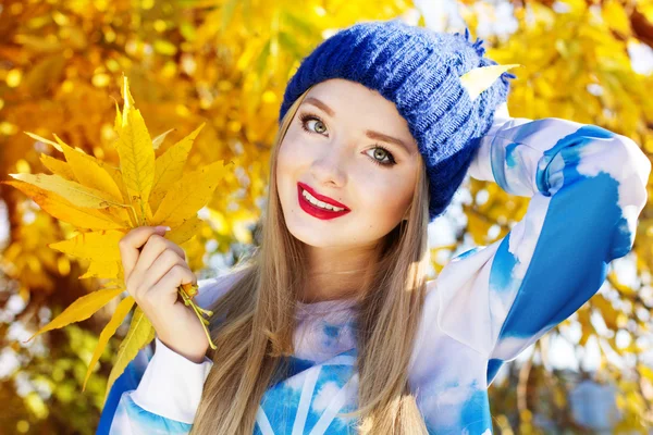 Autumn woman happy with colorful fall leaves — Zdjęcie stockowe