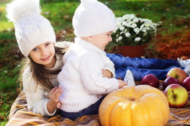 Sonbahar park kız kardeşiyle erkek bebek