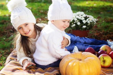 Sonbahar park kız kardeşiyle erkek bebek