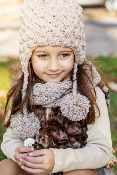 Entzückendes kleines Mädchen trägt Winterkleidung — Stockfoto