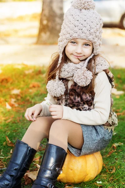 Sevimli küçük kız kış giysileri giyiyor — Stok fotoğraf