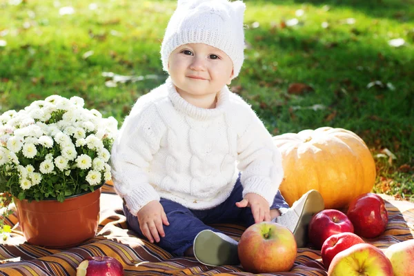 Chlapeček s dýní v podzimním parku — Stock fotografie