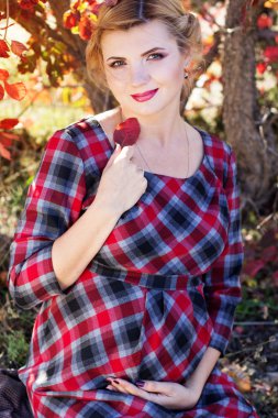 Hamile kız parkta damalı elbise giyiyor