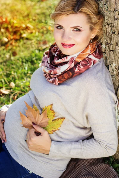 Zwangere meisje in herfst park — Stockfoto