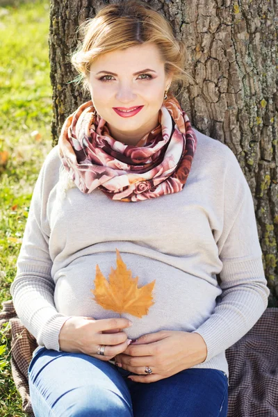 Chica embarazada en el parque de otoño — Foto de Stock