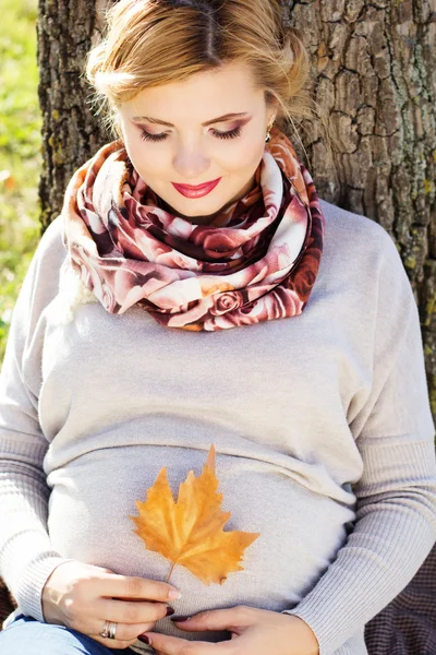 Zwangere meisje in herfst park — Stockfoto