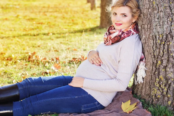 Chica embarazada en el parque de otoño — Foto de Stock