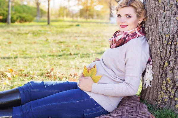 Chica embarazada en el parque de otoño —  Fotos de Stock