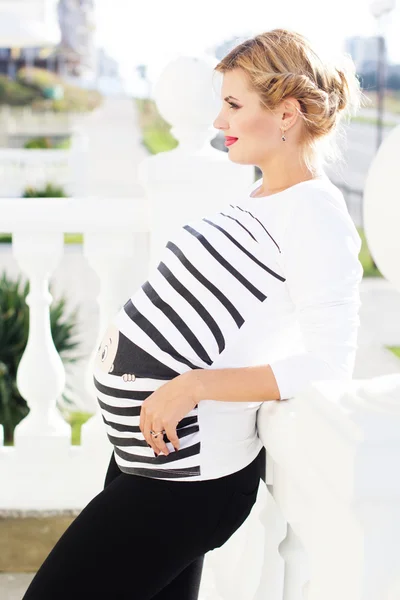 妊娠中の女の子が公園で歩いています。 — ストック写真