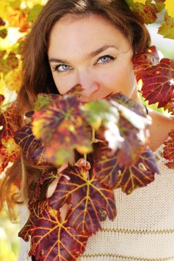 Üzüm bağ güzel genç bayan