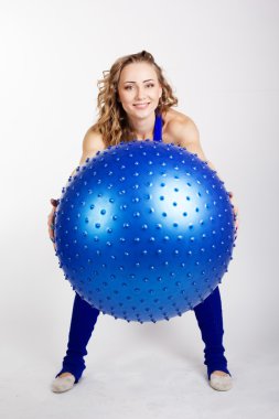 Genç kadın uygun topa oturuyor