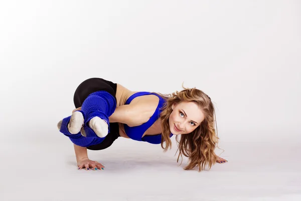 Mladá žena stojící jóga pozice — Stock fotografie
