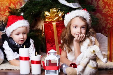 Noel hediye ile mutlu çocuk