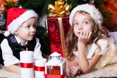 Noel hediye ile mutlu çocuk