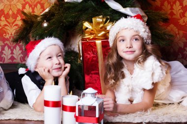 Noel hediye ile mutlu çocuk