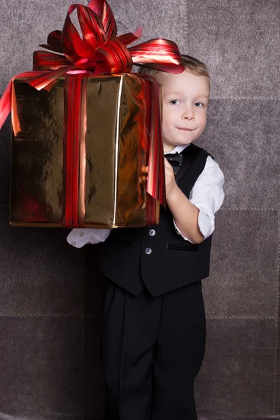 Petit garçon avec cadeau de Noël — Photo