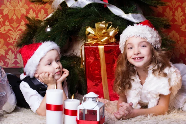 Enfants heureux avec cadeaux de Noël — Photo