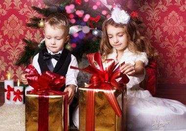 Noel hediye ile mutlu çocuk