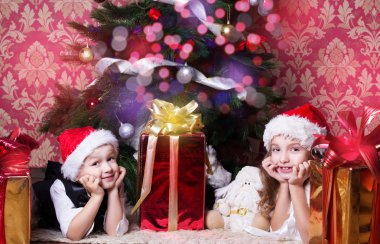 Noel hediye ile mutlu çocuk