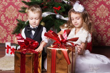 Noel hediye ile mutlu çocuk