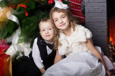 Noel hediye ile mutlu çocuk