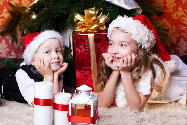 Noel hediye ile mutlu çocuk