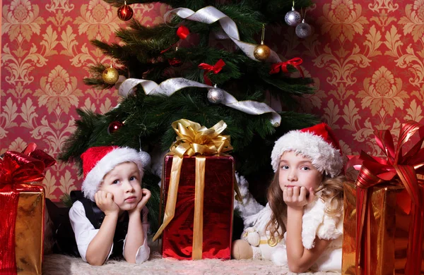 Enfants heureux avec cadeaux de Noël — Photo