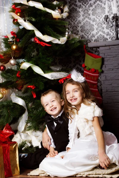 Enfants heureux avec cadeaux de Noël — Photo