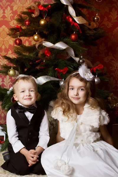 Счастливые дети с рождественскими подарками — стоковое фото