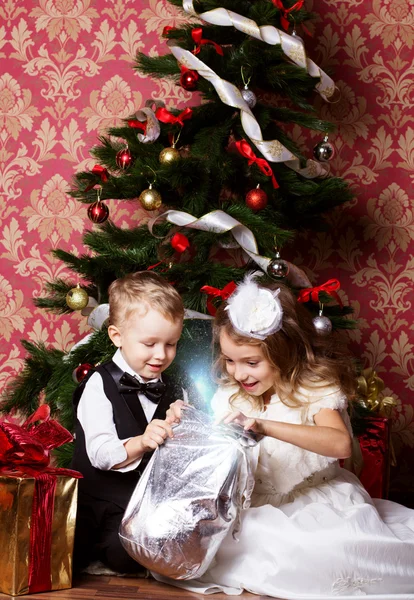 Enfants heureux avec cadeaux de Noël — Photo