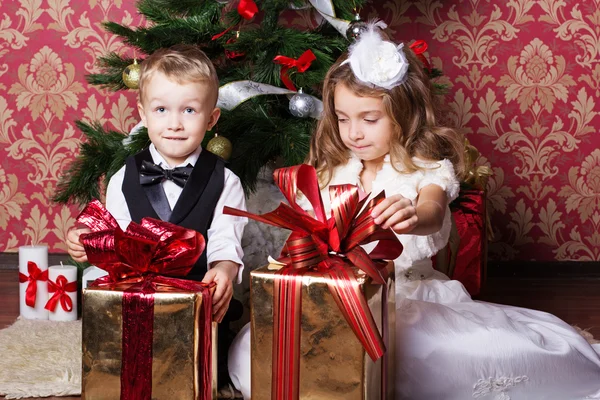 Счастливые дети с рождественскими подарками — стоковое фото